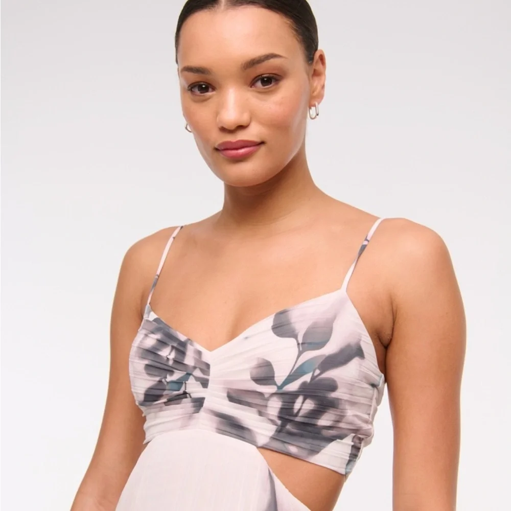 Women’s Blush Floral Pleated Maxi Dress - Picture 2 of 5